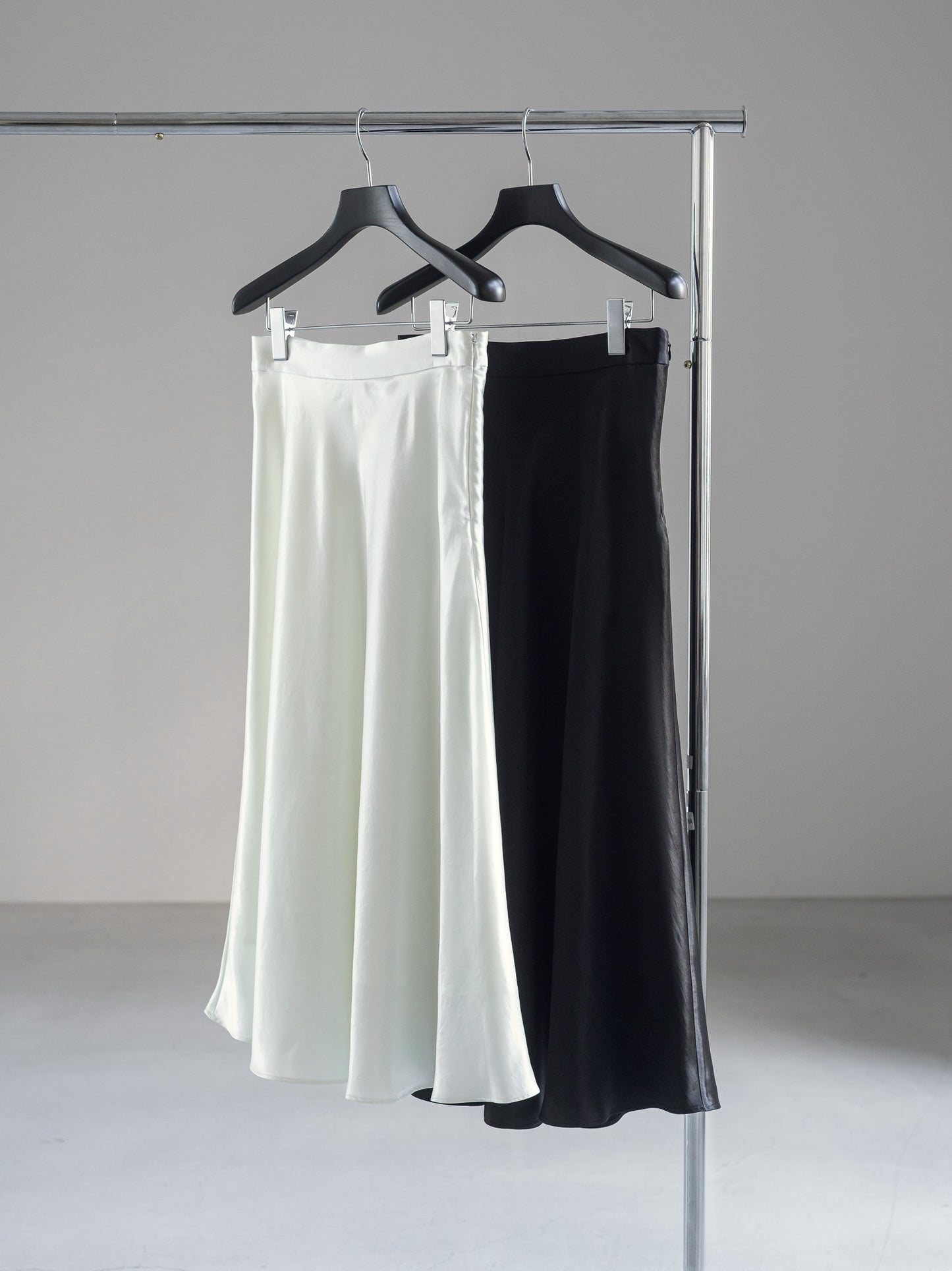 【pre order】satin flare skirt - white