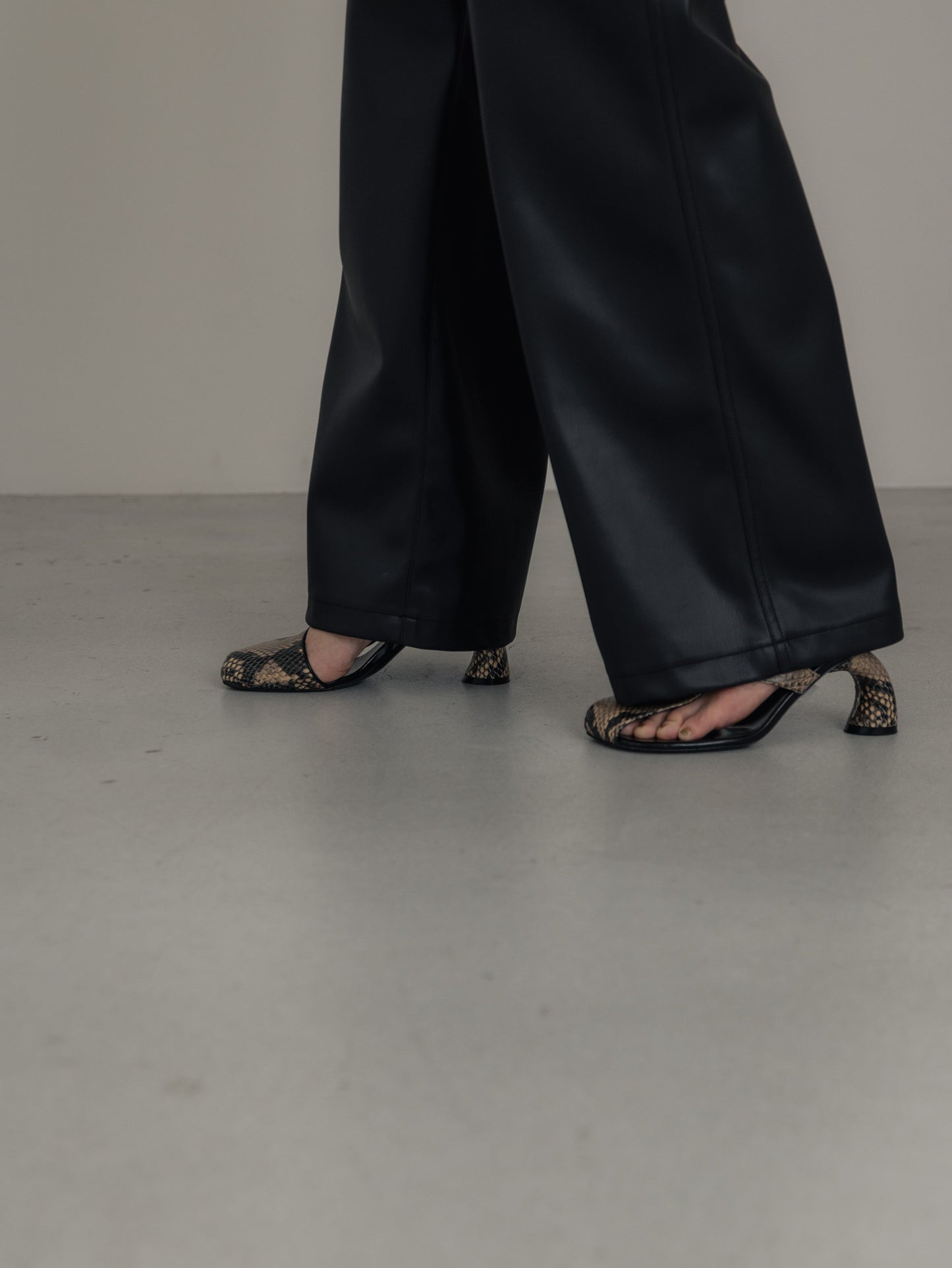 【pre order】leather pants - black