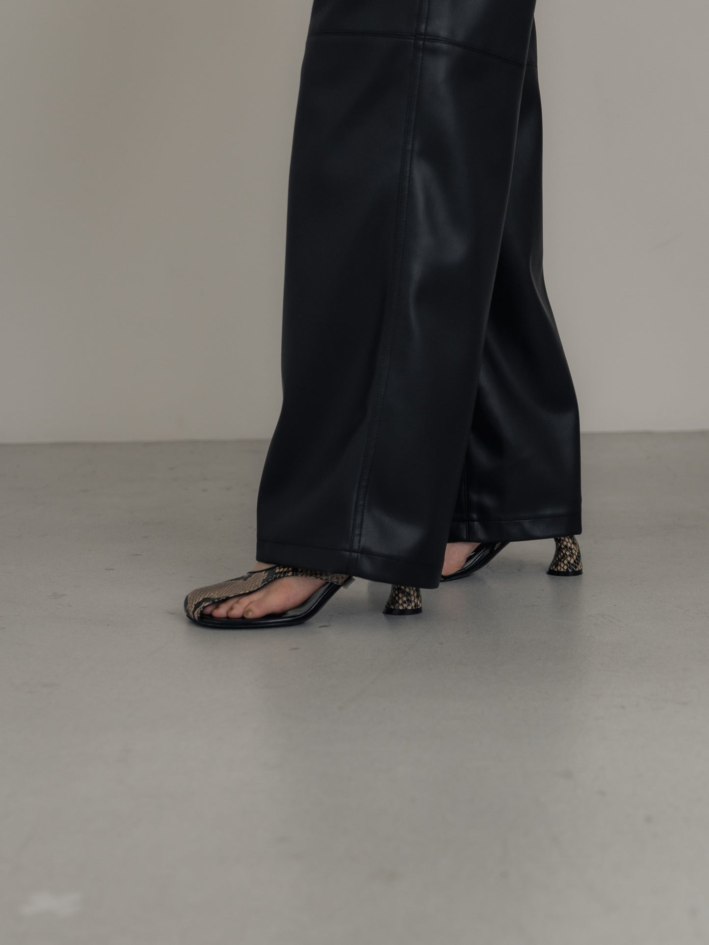 【pre order】leather pants - black